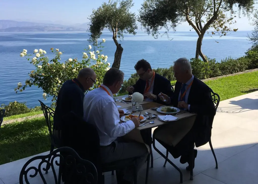 00_67110_Lunching
