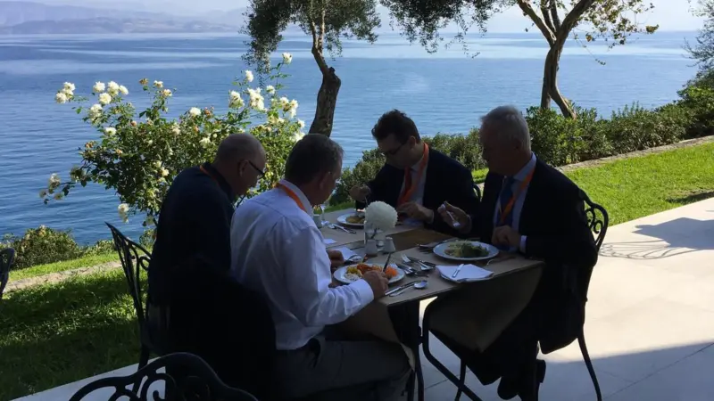 00_67110_Lunching