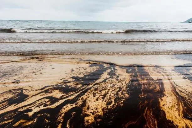 A picture of an oil spill in the ocean